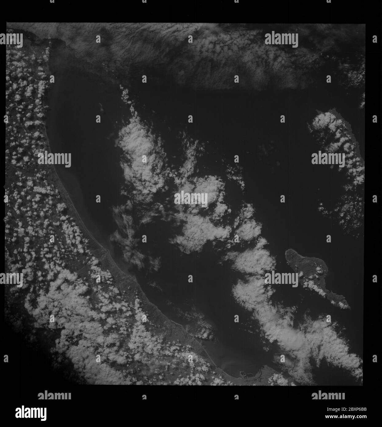 AS09-26B-3732B - Apollo 9 - Apollo 9 Missionsbild - S0-65 Multispektralfotografie - Kalifornien; Umfang und Inhalt: Die Originaldatenbank beschreibt dies wie folgt: Beschreibung: Erdbeobachtung aufgenommen von der Apollo 9 Crew. Blick ist auf San Clemente, Santa Catalina Inseln, San Pedro Bay und nördlichen San Diego in Kalifornien. Der Breitengrad betrug 33.09 N bei Längengrad 117.50 W, die Überlappung betrug 66 %, die Höhenmeilen 106 und die Wolkendecke 20 %. Diese Bilder wurden im Rahmen des NASA S0-65 Experiments ``Multispectral Terrain Photography`` aufgenommen. Das Experiment ermöglicht die gleichzeitige Satellitenfotografie der Erde. Stockfoto